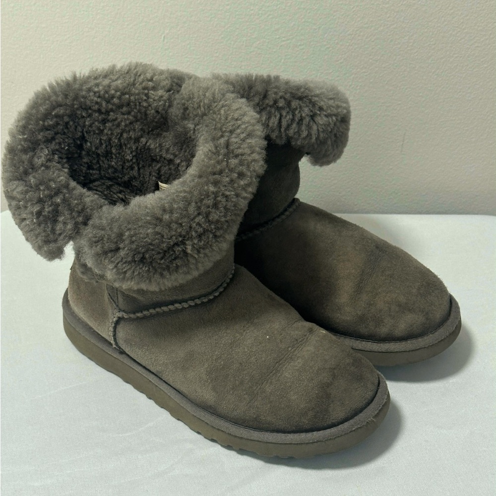 Women’s UGG Grey Suede Short Button Boots Size 7